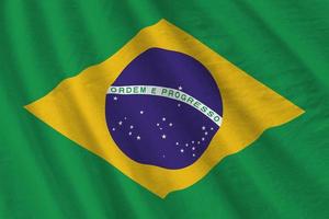 brasilien-flagge mit großen falten, die nah oben unter dem studiolicht drinnen winken. die offiziellen symbole und farben im banner foto