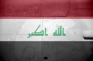 die irak-flagge ist auf dem seitenteil des militärischen gepanzerten hubschraubers in der nähe abgebildet. konzeptioneller hintergrund der armeeflugzeuge foto