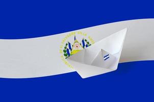 el salvador flagge auf papier origami schiff nahaufnahme dargestellt. handgemachtes kunstkonzept foto