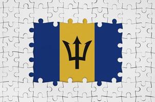 Barbados-Flagge im Rahmen aus weißen Puzzleteilen mit fehlendem Mittelteil foto