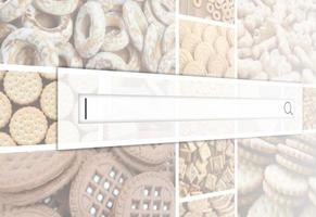 Visualisierung der Suchleiste auf dem Hintergrund einer Collage aus vielen Bildern mit verschiedenen Süßigkeiten in Großaufnahme. eine reihe von bildern mit verschiedenen keksen, bagels und süßigkeiten foto