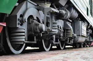 Räder einer russischen modernen Lokomotive foto
