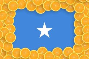 somalia-flagge im rahmen mit frischen zitrusfruchtscheiben foto