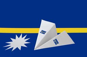 Nauru-Flagge auf Papier-Origami-Flugzeug dargestellt. handgemachtes kunstkonzept foto