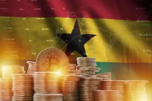Ghana-Flagge und große Menge an goldenen Bitcoin-Münzen und Handelsplattform-Diagramm. Kryptowährung foto