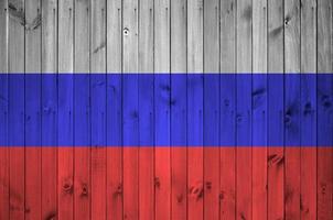 Russland-Flagge in hellen Farben auf alten Holzwänden dargestellt. strukturierte Fahne auf rauem Hintergrund foto