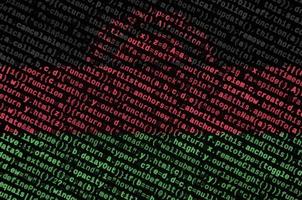 Die Malawi-Flagge wird mit dem Programmcode auf dem Bildschirm dargestellt. das konzept der modernen technologie und standortentwicklung foto