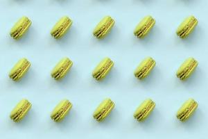 grüne Dessertkuchen Macaron oder Makrone auf trendiger pastellblauer Hintergrundansicht von oben. flache lagemusterzusammensetzung foto