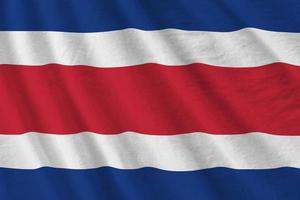 costa rica flagge mit großen falten, die nah oben unter dem studiolicht drinnen winken. die offiziellen symbole und farben im banner foto