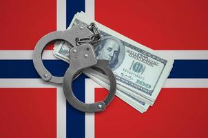 Norwegen-Flagge mit Handschellen und einem Bündel Dollar. Währungskorruption im Land. Finanzkriminalität foto