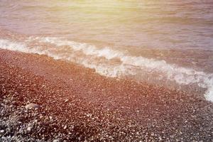 Kieselbank mit Meer und Strand im Hintergrund foto