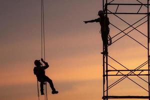 seilzugang, meisterbetrieb kontrolle training das abseilen von der höhensilhouette . foto