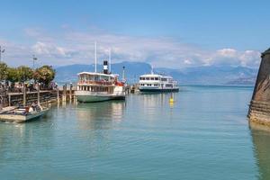 peschiera, lago di garda, italien 22. september 2022 alte venezianische mauern und fährhafen am canale di mezzo foto