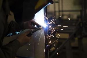 Metallschweißen. Funken im Dunkeln. schweißer beruf. foto