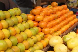 rio de janeiro, rj, brasilien, 2022 - straßenfest im grajau-viertel - äpfel, orangen, mandarinen, bananen, salat, brunnenkresse, tomaten, paprika, blumen foto