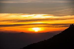 sonnenaufgang über der bergkette bei doi ang khang, chiang mai, thailand. foto