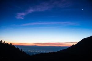 sonnenaufgang über der bergkette bei doi ang khang, chiang mai, thailand. foto