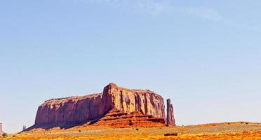 Butte erhebt sich über der hohen Wüste von Arizona foto