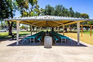 große Pergola mit Picknicktischen im kostenlosen öffentlichen Park foto