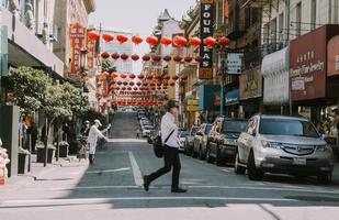 San Francisco, Kalifornien, 2020 - Menschen gehen auf der Straße foto