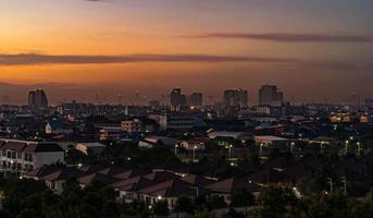 Stadtbild bei Sonnenuntergang foto