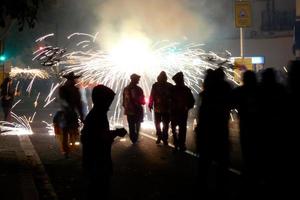 abstraktes foto von teufeln und feuerwerkspartys.