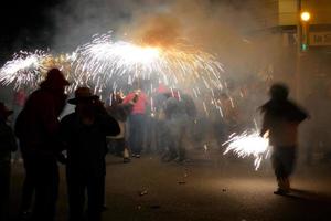 abstraktes foto von teufeln und feuerwerkspartys.