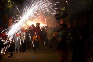 abstraktes foto von teufeln und feuerwerkspartys.