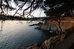 camino de ronda, eine straße parallel zur katalanischen costa brava, am mittelmeer im norden von katalonien, spanien. foto