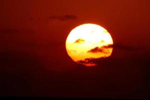 Sonnenscheibe, die über dem Horizont des Meeres aufgeht, Sonnenaufgang, Morgendämmerung foto