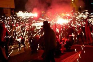 abstraktes foto von teufeln und feuerwerkspartys.