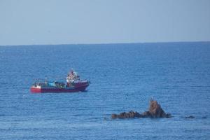 Fischer, die im Morgengrauen vom Fischfang zurückkehren, nachdem sie die ganze Nacht auf See verbracht haben. foto