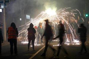 abstraktes foto von teufeln und feuerwerkspartys.