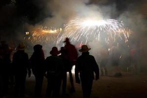 abstraktes foto von teufeln und feuerwerkspartys.