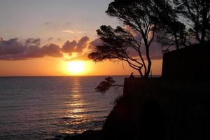 Sonnenscheibe, die über dem Horizont des Meeres aufgeht, Sonnenaufgang, Morgendämmerung foto