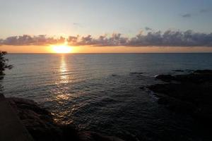 Sonnenuntergang oder Sonnenaufgang, Kontraste und Lichter am Horizont, Kontraste foto