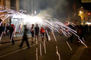 abstraktes foto von teufeln und feuerwerkspartys.