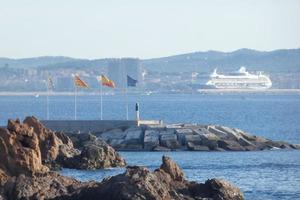 Transatlantik vor Anker im Hafen von Palamos, Costa Brava, Katalonien, Spanien foto
