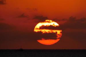 Sonnenscheibe, die über dem Horizont des Meeres aufgeht, Sonnenaufgang, Morgendämmerung foto