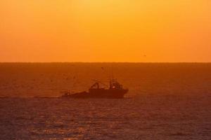 Fischer, die im Morgengrauen vom Fischfang zurückkehren, nachdem sie die ganze Nacht auf See verbracht haben. foto