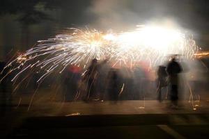 abstraktes foto von teufeln und feuerwerkspartys.