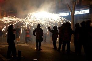 abstraktes foto von teufeln und feuerwerkspartys.