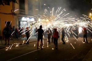 abstraktes foto von teufeln und feuerwerkspartys.