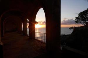 Sonnenuntergang oder Sonnenaufgang, Kontraste und Lichter am Horizont, Kontraste foto