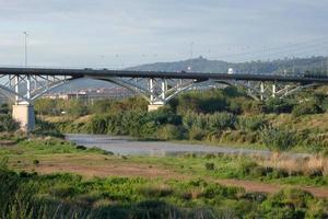 llobregat fluss und angrenzende straßen in der baix llobregat region ganz in der nähe der stadt barcelona. foto