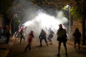 abstraktes foto von teufeln und feuerwerkspartys.