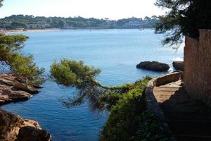 katalanische costa brava, mittelmeer in der stadt sant feliu de guixols. foto