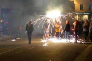 abstraktes foto von teufeln und feuerwerkspartys.