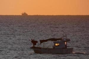 Fischer, die im Morgengrauen vom Fischfang zurückkehren, nachdem sie die ganze Nacht auf See verbracht haben. foto