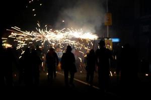 abstraktes foto von teufeln und feuerwerkspartys.